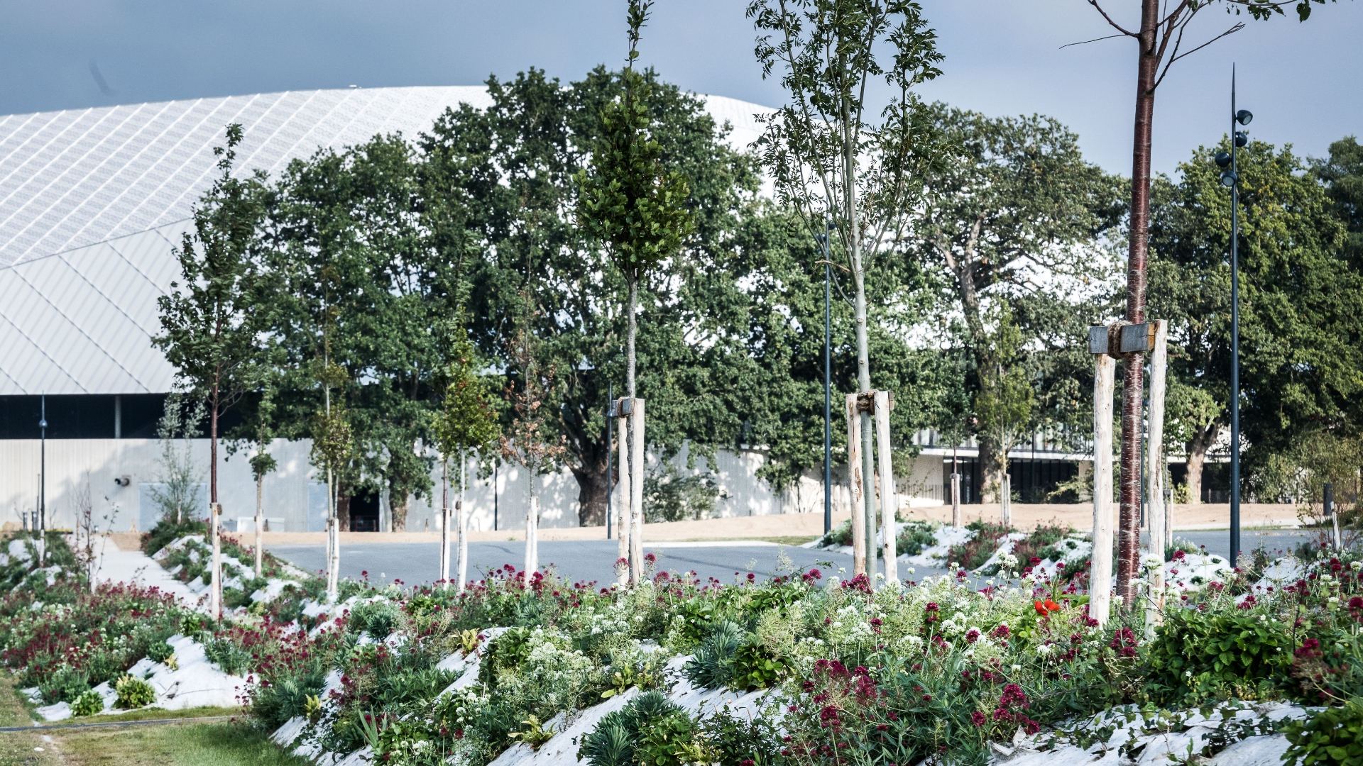 Parking Espace MAYENNE avec diverses plantations