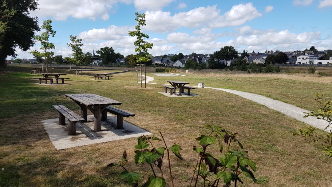 Parc public avec des tables à manger