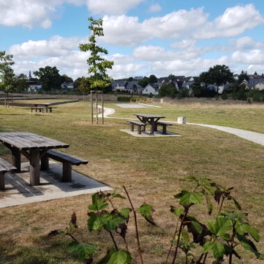 Parc public avec des tables à manger