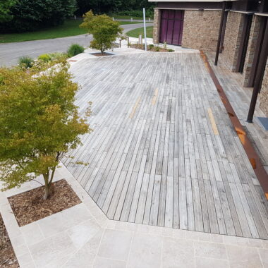 Terrasse en bois avec plantations