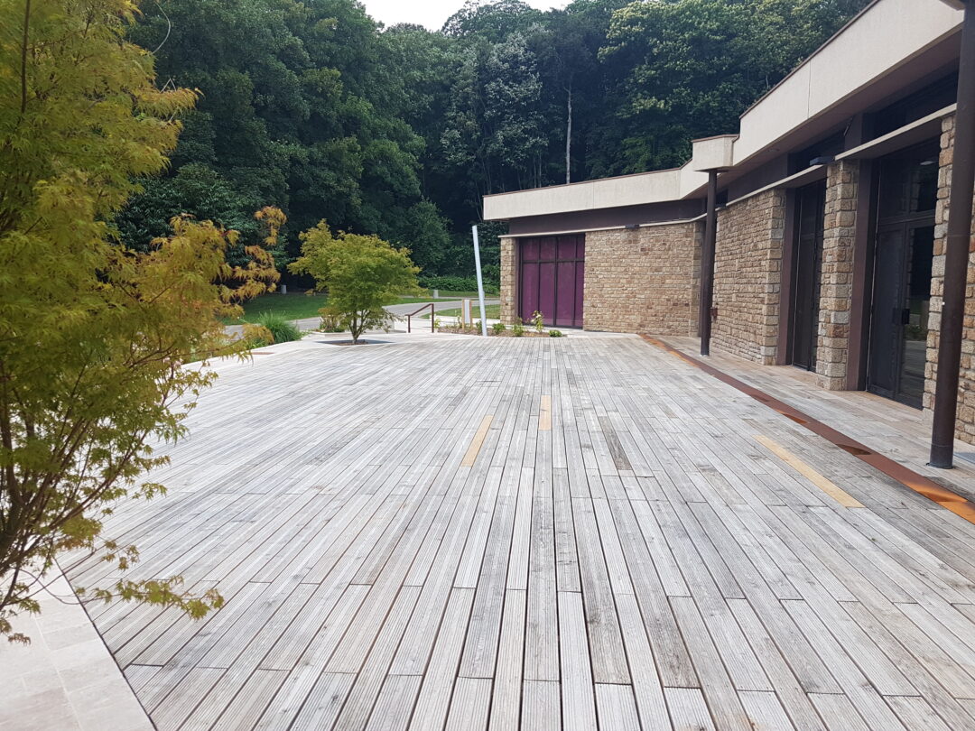 Terrasse en bois avec plantations