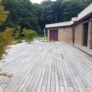 Terrasse en bois avec plantations