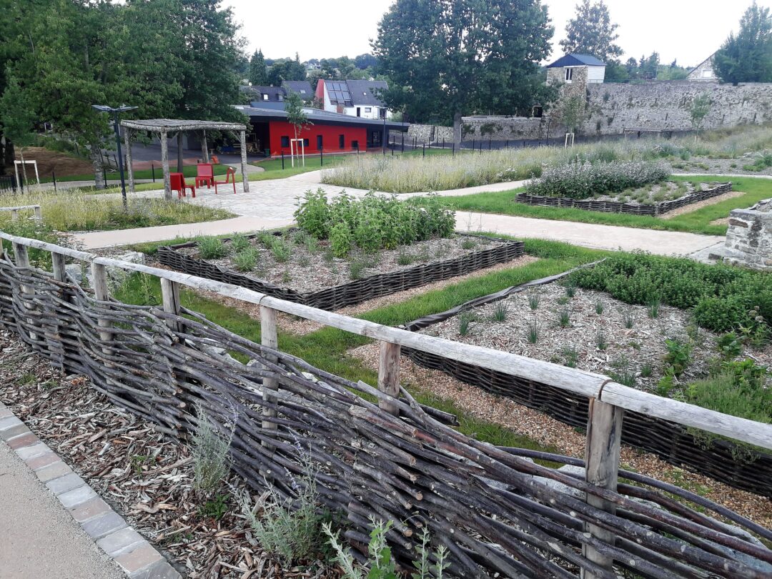 Parc avec une clôture en bois et des plantations