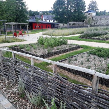 Parc avec une clôture en bois et des plantations