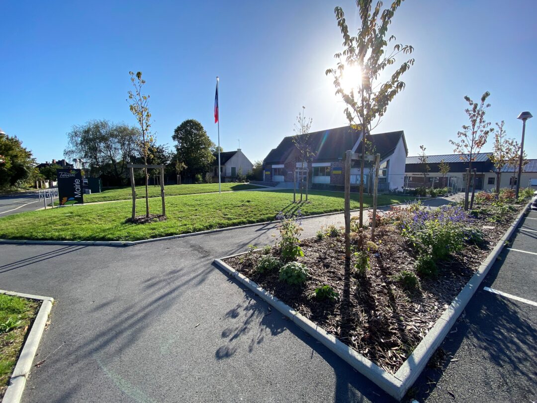 Espace vert devant un bâtiment public