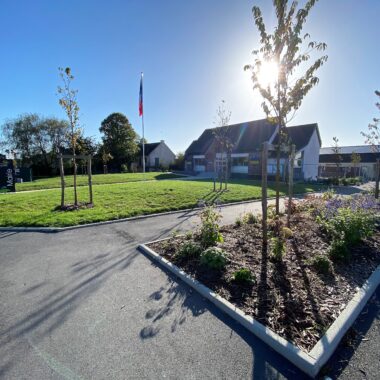 Espace vert devant un bâtiment public