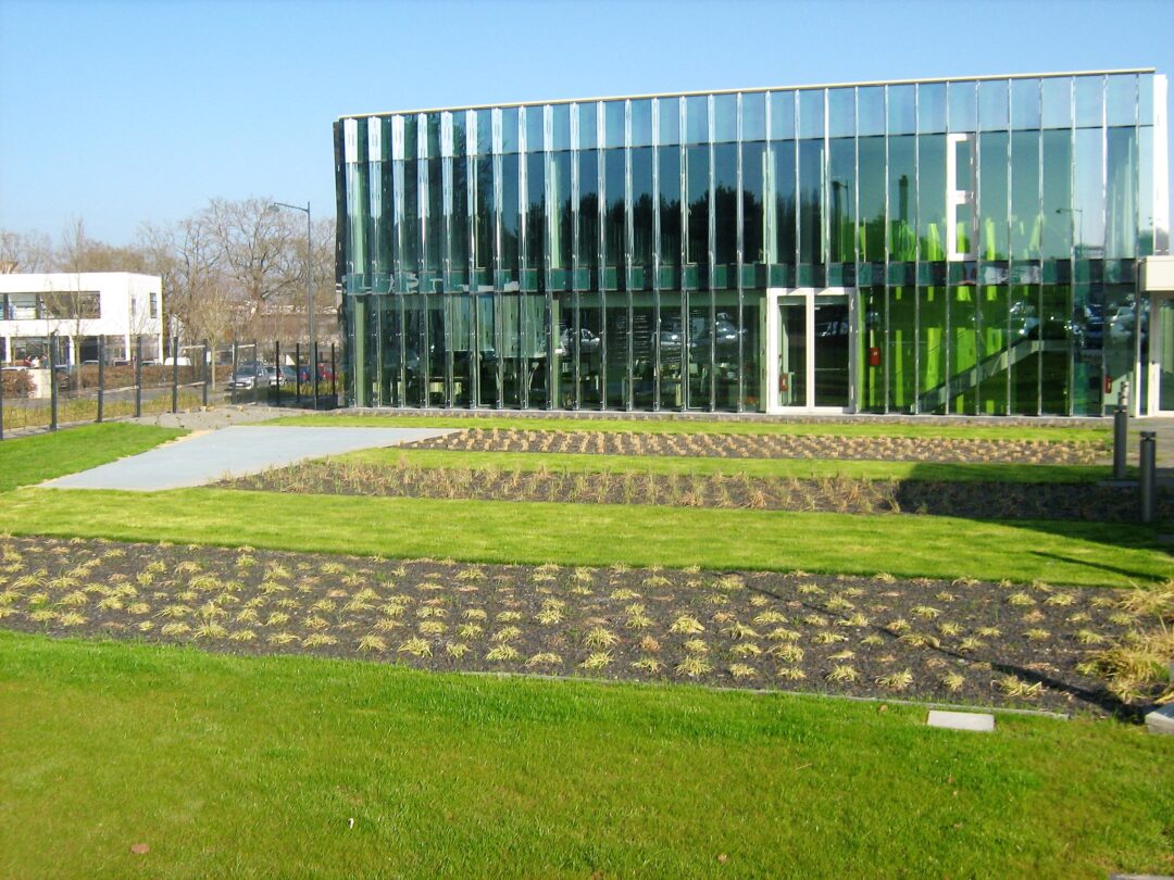 Plantations dans un jardin d'un bâtiment professionnel