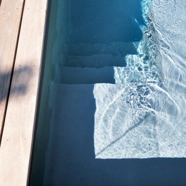 Piscine avec terrasse en bois