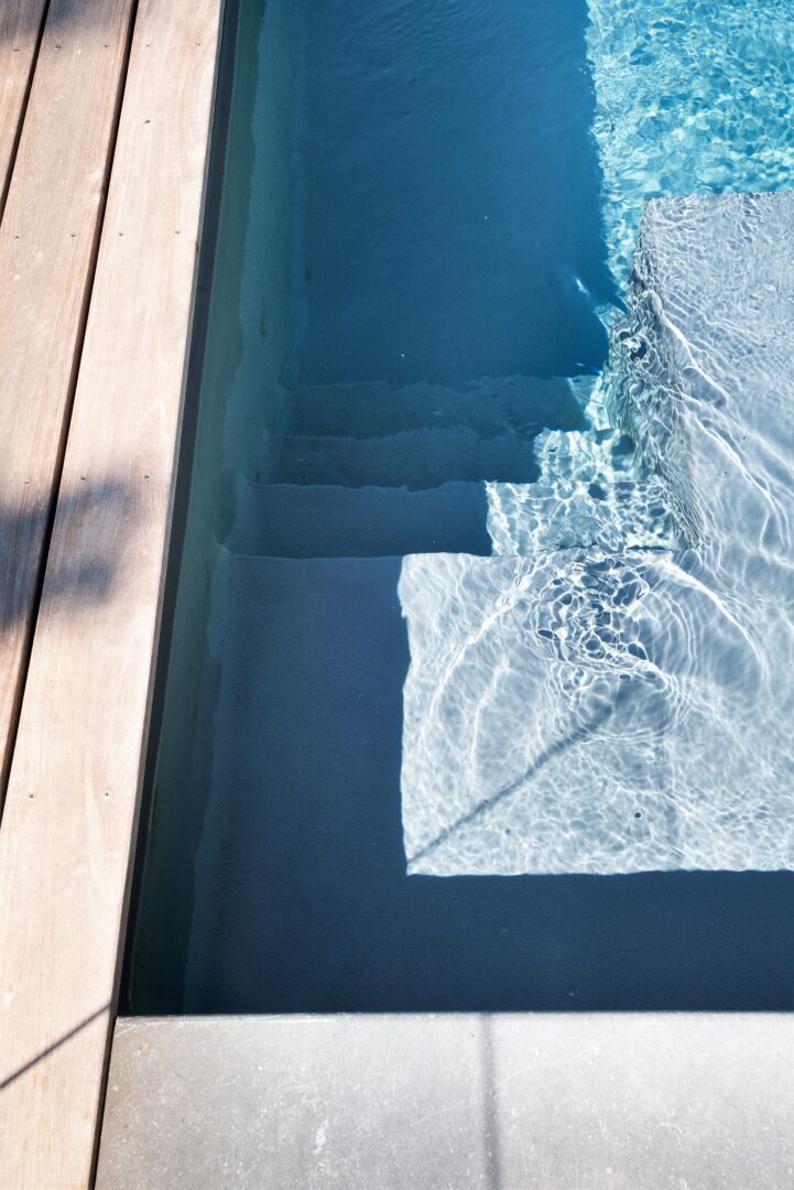 Piscine avec terrasse en bois