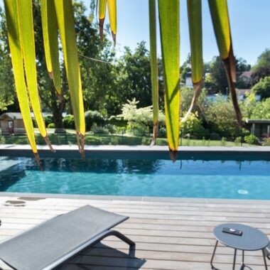 Piscine avec terrasse en bois