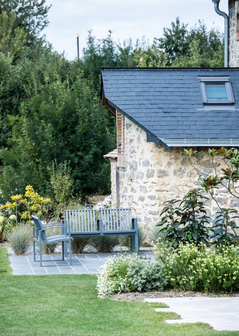 Jardin avec plantations, mobilier et terrasse en pierre naturelle