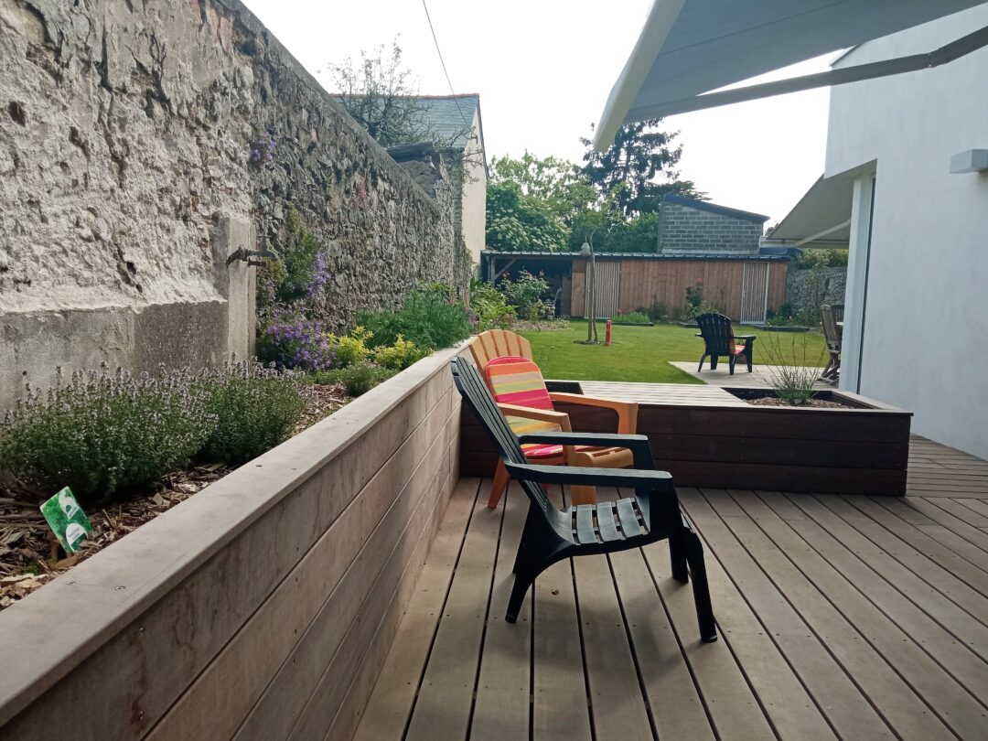 Jardin avec terrasse en bois, mobilier et plantations