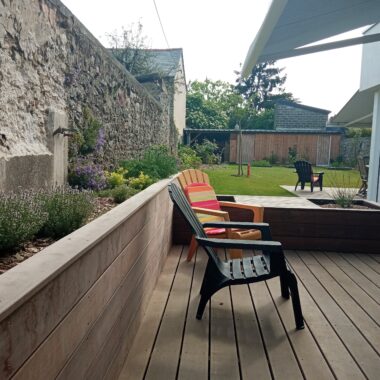 Jardin avec terrasse en bois, mobilier et plantations