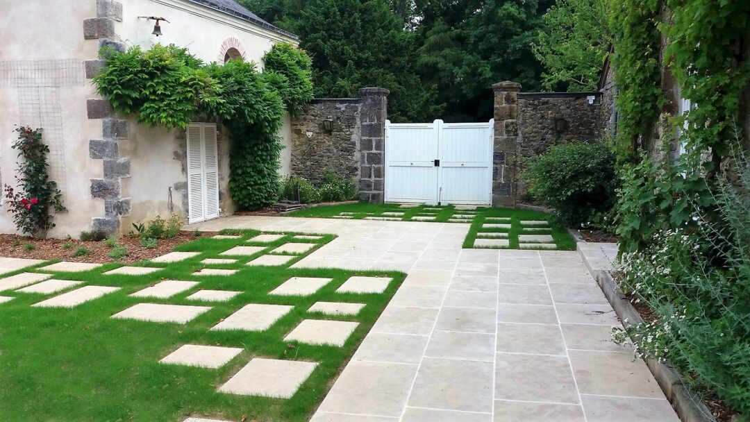 Jardin avec chemin en pierres naturelles