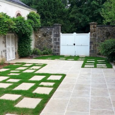 Jardin avec chemin en pierres naturelles