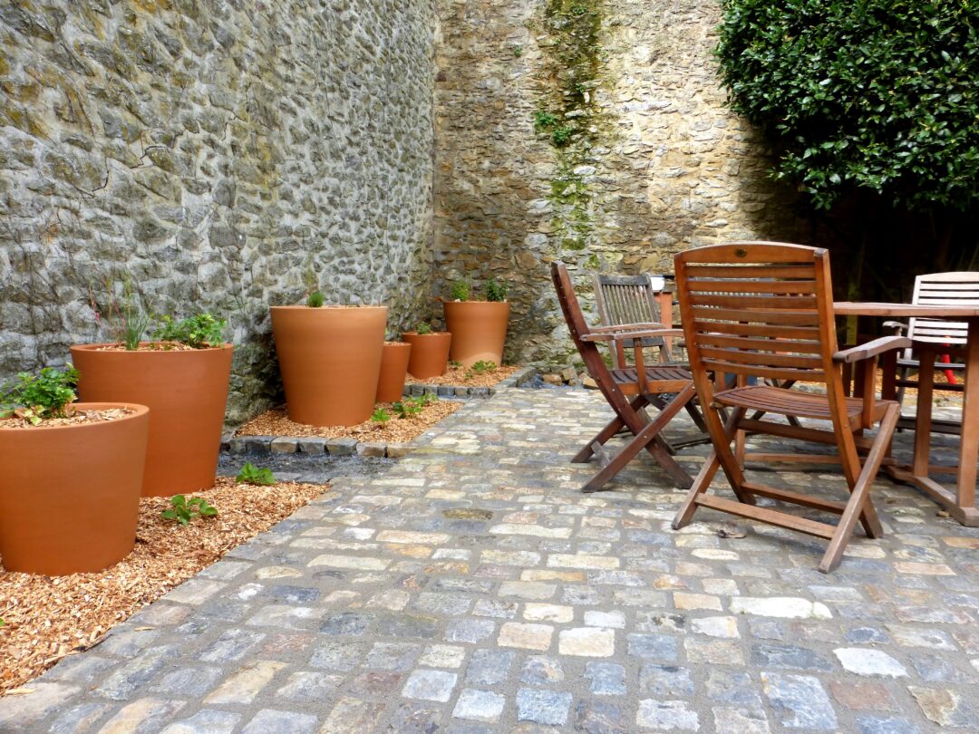 Jardin avec des pavés et du mobilier