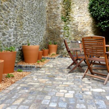 Jardin avec des pavés et du mobilier