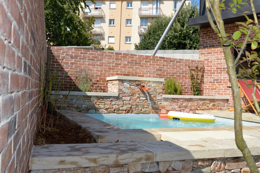 Jardin avec piscine et fontaine