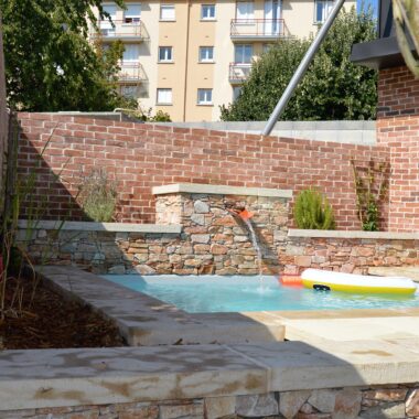 Jardin avec piscine et fontaine