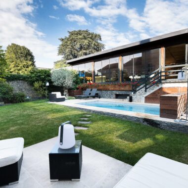 Jardin avec piscine, plantations et mobilier