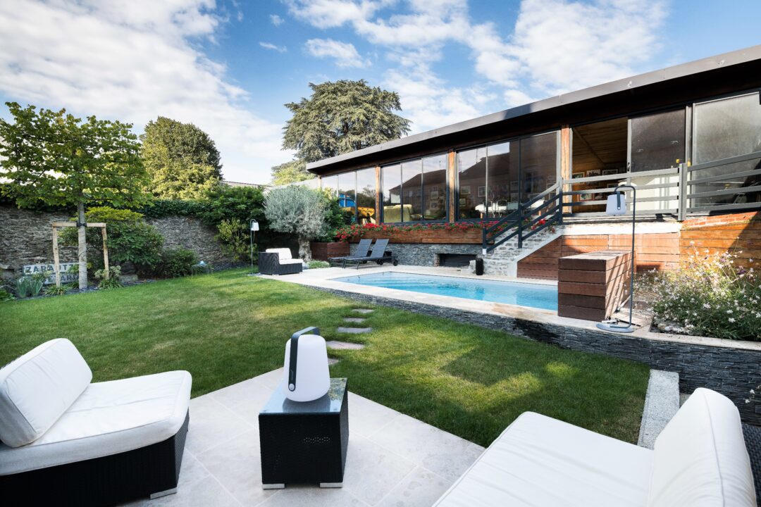 Jardin avec piscine, plantations et mobilier