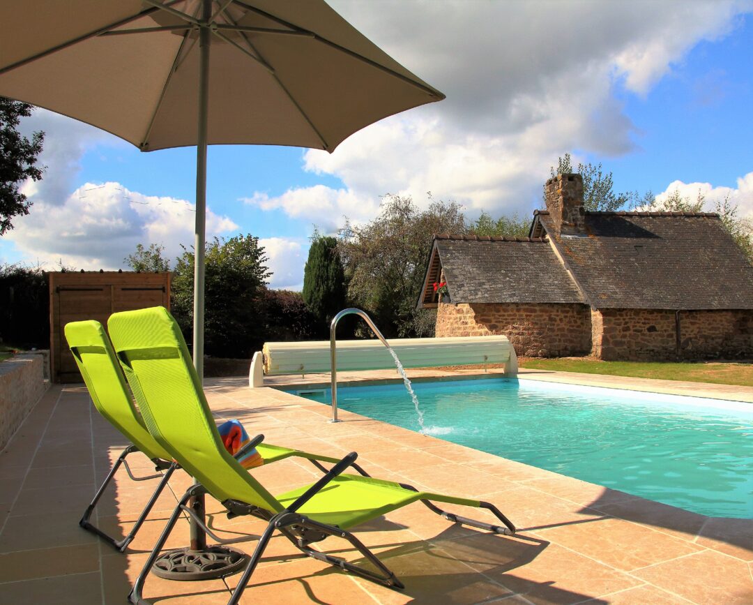 Piscine avec fontaine et terrasse en pierre naturelle