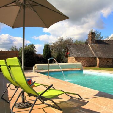 Piscine avec fontaine et terrasse en pierre naturelle