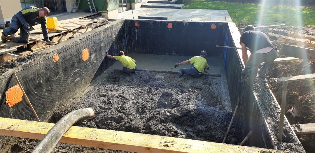 Chantier d'une piscine dans un jardin