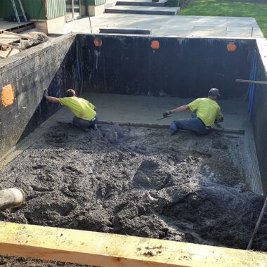 Chantier d'une piscine dans un jardin