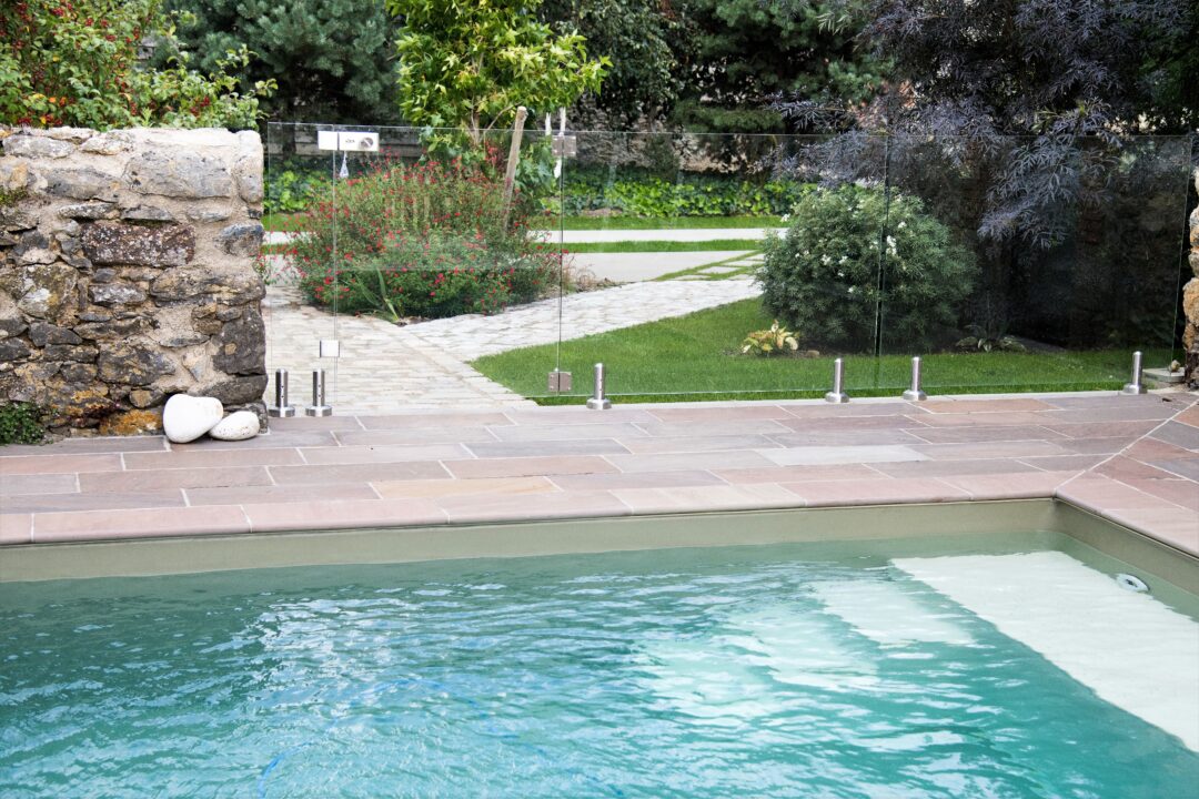 Piscine avec terrasse en pierre naturelle