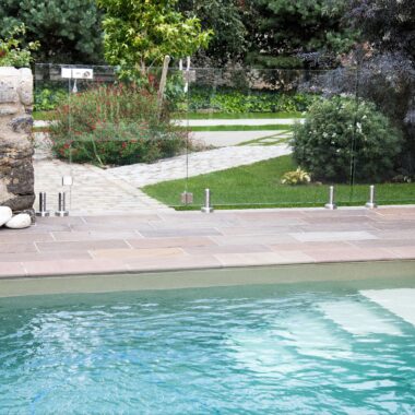 Piscine avec terrasse en pierre naturelle