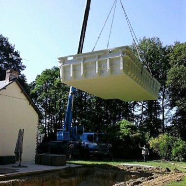 Installation d'une piscine dans un jardin