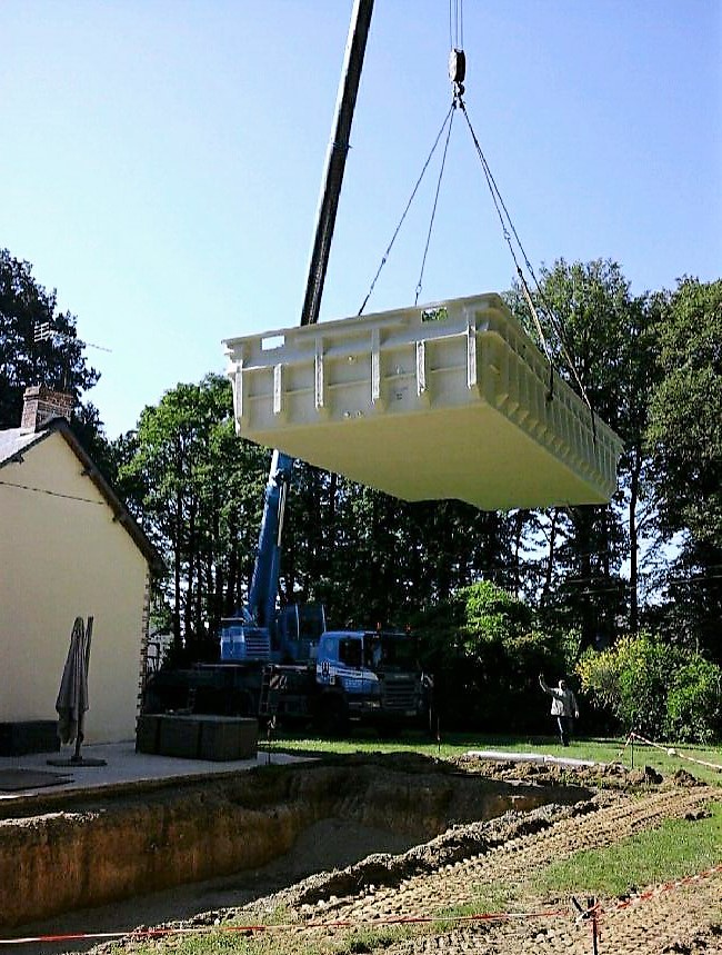 Installation d'une piscine dans un jardin