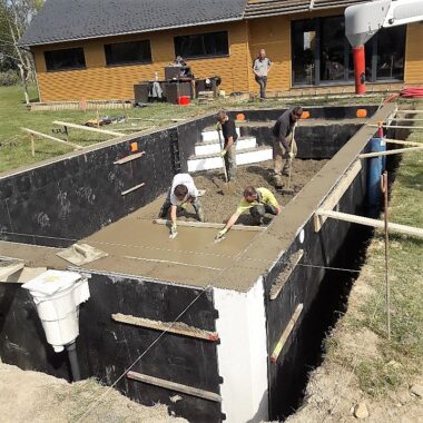 Chantier d'une piscine dans un jardin