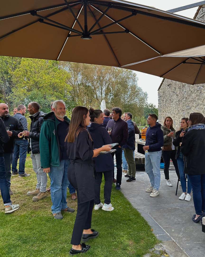 échanges entre clients et partenaires lors de la soirée LEROY PAYSAGES